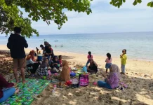 Menikmati Akhir Pekan di Pantai Lalos.
