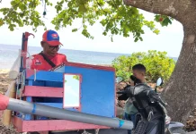Es Krim Keliling Laris Manis diPantai Lalos