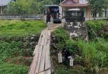 Jembatan Rusak Ogodeide Ancam Keselamatan Siswa Sekolah