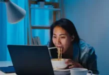 Sering Ngemil Larut Malam? Hati-hati, Gula Darah Bisa Naik Drastis