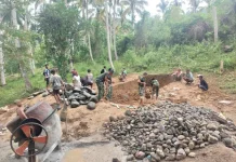 Babinsa dan Warga Gotong Royong Bangun Jembatan Garuda di Tinombo