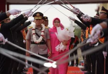 Pedang Pora Warnai Pelepasan Irjen Endi Sutendi