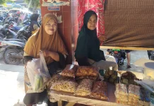 Jelang Idul Adha, Penjual Kue Kering Ramai di Susumbolan