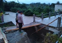 Jembatan Penghubung Antar Dusun di Sibalago Jebol Diterjang Banjir