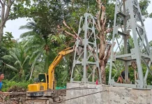 Babinsa dan Warga Gotong Royong Pasang Tiang Jembatan Garuda