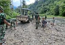 Babinsa dan Warga Gotong Royong Siapkan Material Jembatan Garuda