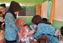 Ibu PKK Kelurahan Baru Dampingi Pelaksanaan Posyandu Rutin Bulanan