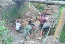 Babinsa dan Warga Bondoyong Bergotong Royong Bangun Jembatan Aramco