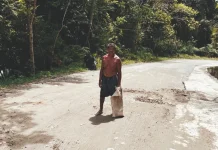 Pak Sahman sebulan lebih menambal jalan berlubang di pasir putih