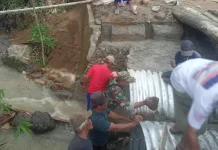 Bangun Infrastruktur Desa, Babinsa dan Warga Bahu-Membahu