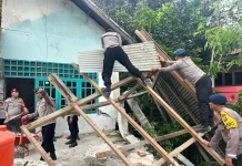 Brimob Sulteng Bantu Masyarakat Bersihkan Puing Rumah Pascagempa
