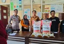 Lurah Leok I Pastikan Penyaluran Bantuan Pangan Berjalan Lancar