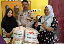 Bhabinkamtibmas Kawal Penyaluran Bantuan Pangan di Buol