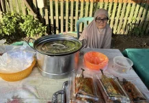 "Kartini" Tetap Produktif Berjualan di Usia Senja