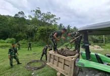Babinsa dan Warga Gotong Royong Bangun Jembatan Garuda di Tinombo