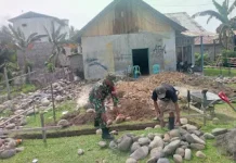 Melalui Gotong Royong, Babinsa Pererat Kedekatan dengan Warga