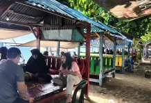 Pantai Lalos Jadi Pilihan Warga Nikmati Libur Bersama Keluarga