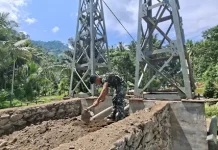 Babinsa dan Warga Gotong Royong Bangun Akses Jembatan Gantung