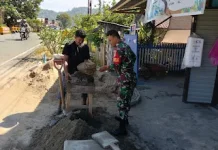 Wujud Kemanunggalan, TNI Bantu Warga Produksi Batako di Galang