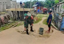 Gotong Royong Bangun Rumah, TNI Pererat Hubungan dengan Warga