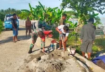 Babinsa Teluk Jaya Turun Langsung Bantu Warga Bangun Rumah