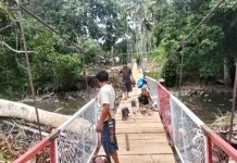 Babinsa dan Warga Percepat Pemasangan Pagar Jembatan Gantung di Baina'a Barat
