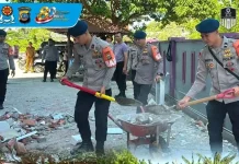 Brimob Polda Sulteng Bersihkan Fasilitas Umum Pascagempa Buol