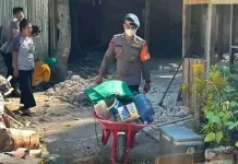 Personel SAR Brimob Konsisten Bersihkan Puing Pascagempa Buol