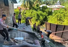 Gotong Royong Pulihkan Buol, Brimob Bersihkan Puing Rumah Warga