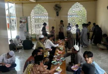 Jumat Berkah Masjid Al-Madinah Bombolayan Sajikan Coto Makassar