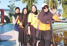 Bidan Salma Ajak Warga Tolitoli Hidup Sehat lewat Senam