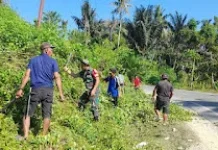 Gotong Royong Babinsa dan Warga Percantik Trans Sulawesi