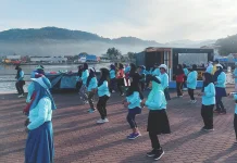 Sabtu pagi Pelabuhan feri ramai jadi tempat senam komunitas renang Tanjung batu