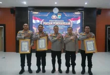 Kapolda Sulteng Serahkan Penghargaan Pelayanan Prima 2025