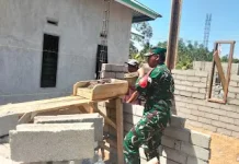 Gotong Royong di Muara Besar, Babinsa Bantu Angkut Material