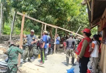 TNI dan Warga Bersatu Bangun Dapur Darurat Pascabanjir Avalua