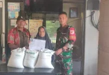 Jaga Ketertiban, Babinsa Dampingi Penyaluran Beras di Bajugan