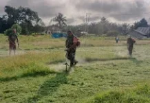 Bersama Warga, Babinsa Bersihkan Lapangan Desa Pinamula Baru