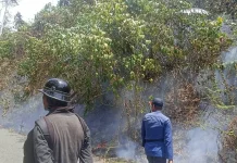Warga Bersama Aparat Bahu-Membahu Padamkan Kebakaran Lahan di Kecamatan Bukal