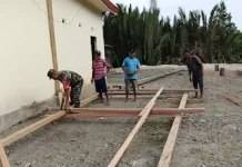 Bahu-Membahu Bersama Warga, Babinsa Bangun Rumah Panggung di Buol