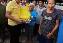 Pemkab Parimo Salurkan Bantuan untuk 95 KK Terdampak Banjir