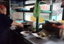 Mba Eny Tetap Semangat Jualan Gado-Gado di Usia 51 Tahun