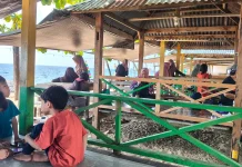 Pengunjung Pantai Lalos Ramai di Akhir Pekan