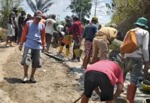 Warga Oyom Swadaya Perbaiki Jalan Desa yang Rusak di Lampasio