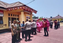 Kapolda Sulteng Serahkan 50 Paket Sembako di Dako Pemean