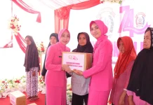 Bhayangkari Peduli Salurkan Bansos untuk Lansia di Tolitoli