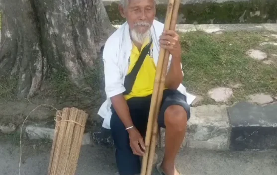 Opa Jambu, Penjual Sapu Lidi Bertongkat Tetap Semangat Berpuasa