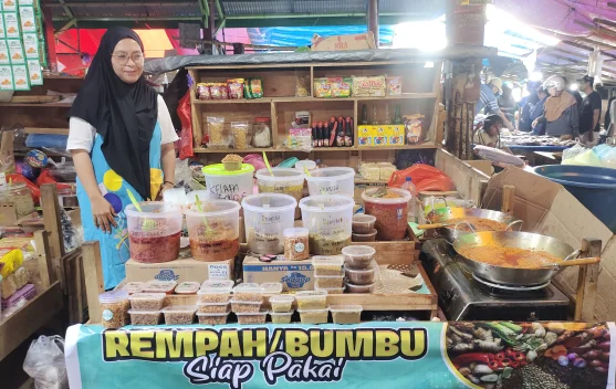 Nurlia sudah delapan tahun berjualan rempah/ bumbu siap pakai