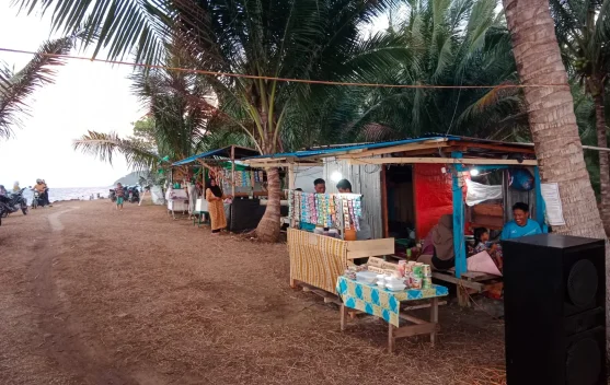 UMKM Tolitoli Manfaatkan Ramainya Wisata Pantai Katayan