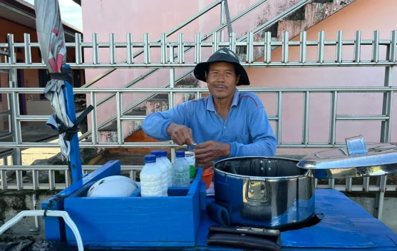 27 Tahun Mengayuh Rezeki, Jimin Setia Jual Bubur Kacang Ijo